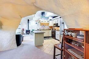 < 6 Mi to Arlington: 'whimsical Stone Abode!'