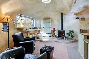 < 6 Mi to Arlington: 'whimsical Stone Abode!'