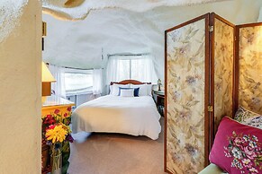 < 6 Mi to Arlington: 'whimsical Stone Abode!'