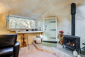 < 6 Mi to Arlington: 'whimsical Stone Abode!'