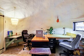 < 6 Mi to Arlington: 'whimsical Stone Abode!'