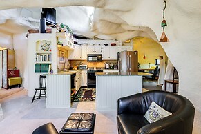 < 6 Mi to Arlington: 'whimsical Stone Abode!'