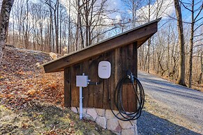 < 6 Mi to Arlington: 'whimsical Stone Abode!'