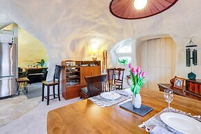 < 6 Mi to Arlington: 'whimsical Stone Abode!'