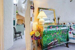 < 6 Mi to Arlington: 'whimsical Stone Abode!'