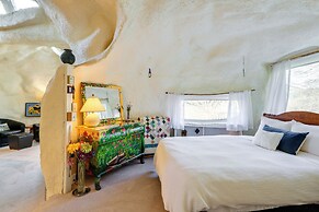 < 6 Mi to Arlington: 'whimsical Stone Abode!'