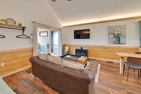 Hot Tub & Fire Pit: Romantic Getaway in Frenchburg