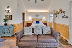 Hot Tub & Fire Pit: Romantic Getaway in Frenchburg