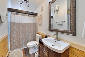 Hot Tub & Fire Pit: Romantic Getaway in Frenchburg