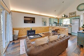 Hot Tub & Fire Pit: Romantic Getaway in Frenchburg