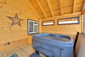 Hot Tub & Fire Pit: Romantic Getaway in Frenchburg
