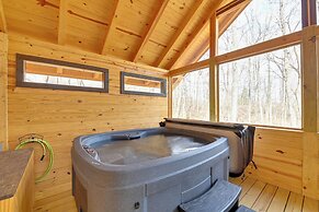 Hot Tub & Fire Pit: Romantic Getaway in Frenchburg