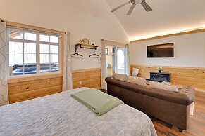 Hot Tub & Fire Pit: Romantic Getaway in Frenchburg