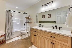 Hot Tub, Water Access: Cabin Near Lake Red Rock!