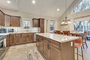 Hot Tub, Water Access: Cabin Near Lake Red Rock!