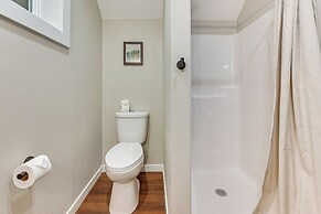 Hot Tub, Water Access: Cabin Near Lake Red Rock!