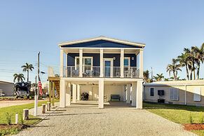 1 Mi to Beach Access: Home w/ Porch in Fort Myers!