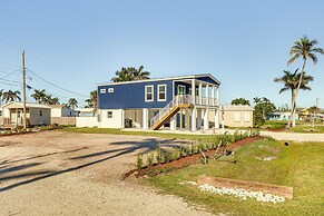 1 Mi to Beach Access: Home w/ Porch in Fort Myers!