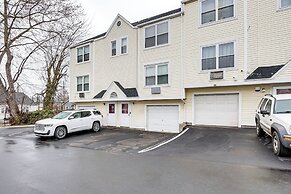 3 Mi to Dtwn New Haven: Colorful Condo w/ Yard!