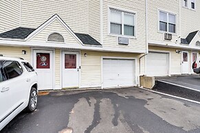 3 Mi to Dtwn New Haven: Colorful Condo w/ Yard!