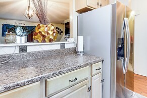 3 Mi to Dtwn New Haven: Colorful Condo w/ Yard!