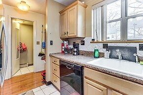 3 Mi to Dtwn New Haven: Colorful Condo w/ Yard!