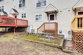 3 Mi to Dtwn New Haven: Colorful Condo w/ Yard!