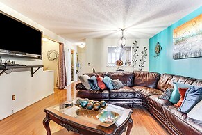 3 Mi to Dtwn New Haven: Colorful Condo w/ Yard!