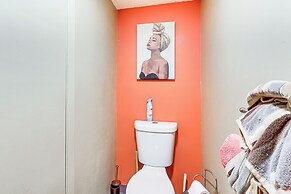 3 Mi to Dtwn New Haven: Colorful Condo w/ Yard!