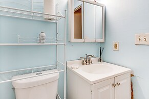 3 Mi to Dtwn New Haven: Colorful Condo w/ Yard!