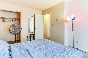 3 Mi to Dtwn New Haven: Colorful Condo w/ Yard!