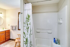 Riverfront Cabin Near Dtwn Pella w/ Game Room!