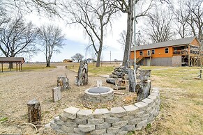 Riverfront Cabin Near Dtwn Pella w/ Game Room!