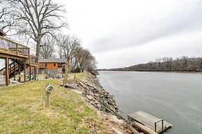 Riverfront Cabin Near Dtwn Pella w/ Game Room!