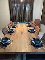 Huswell - Spacious 3-bedroom Duplex Apartment