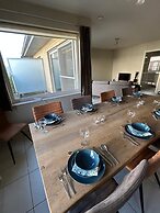 Huswell - Spacious 3-bedroom Duplex Apartment