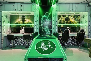 Upstay Movie-themed Mansion w Arcade Pool Hot Tub