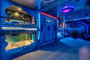 Upstay Movie-themed Mansion w Arcade Pool Hot Tub