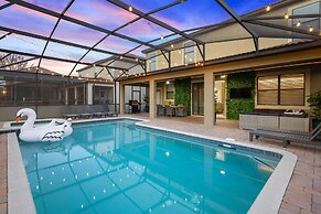 Upstay Movie-themed Mansion w Arcade Pool Hot Tub