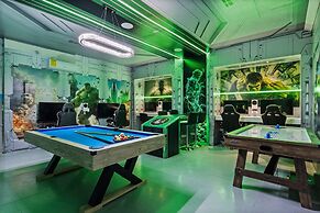 Upstay Movie-themed Mansion w Arcade Pool Hot Tub