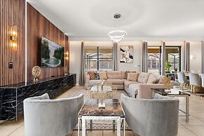 Upstay Movie-themed Mansion w Arcade Pool Hot Tub