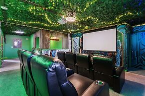 Upstay Movie-themed Mansion w Arcade Pool Hot Tub
