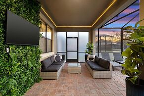 Upstay Movie-themed Mansion w Arcade Pool Hot Tub