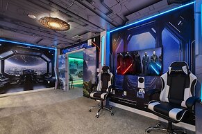 Upstay Movie-themed Mansion w Arcade Pool Hot Tub