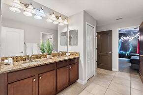 Upstay Movie-themed Mansion w Arcade Pool Hot Tub