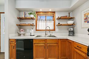 Old Town Basecamp 6 Blocks to Old Town Square