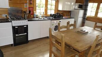 Spacious 3 Bedroom Cabin at Avonvale Holiday Lodge