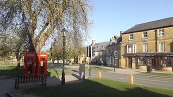 Spacious 3 Bedroom Cabin at Avonvale Holiday Lodge