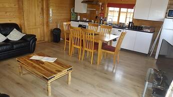 Spacious 3 Bedroom Cabin at Avonvale Holiday Lodge