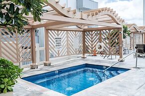 @marbella Lane - Stylish Island Stay w/ City Views